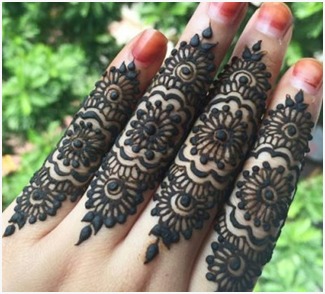 Lace Finger Mehndi Design 